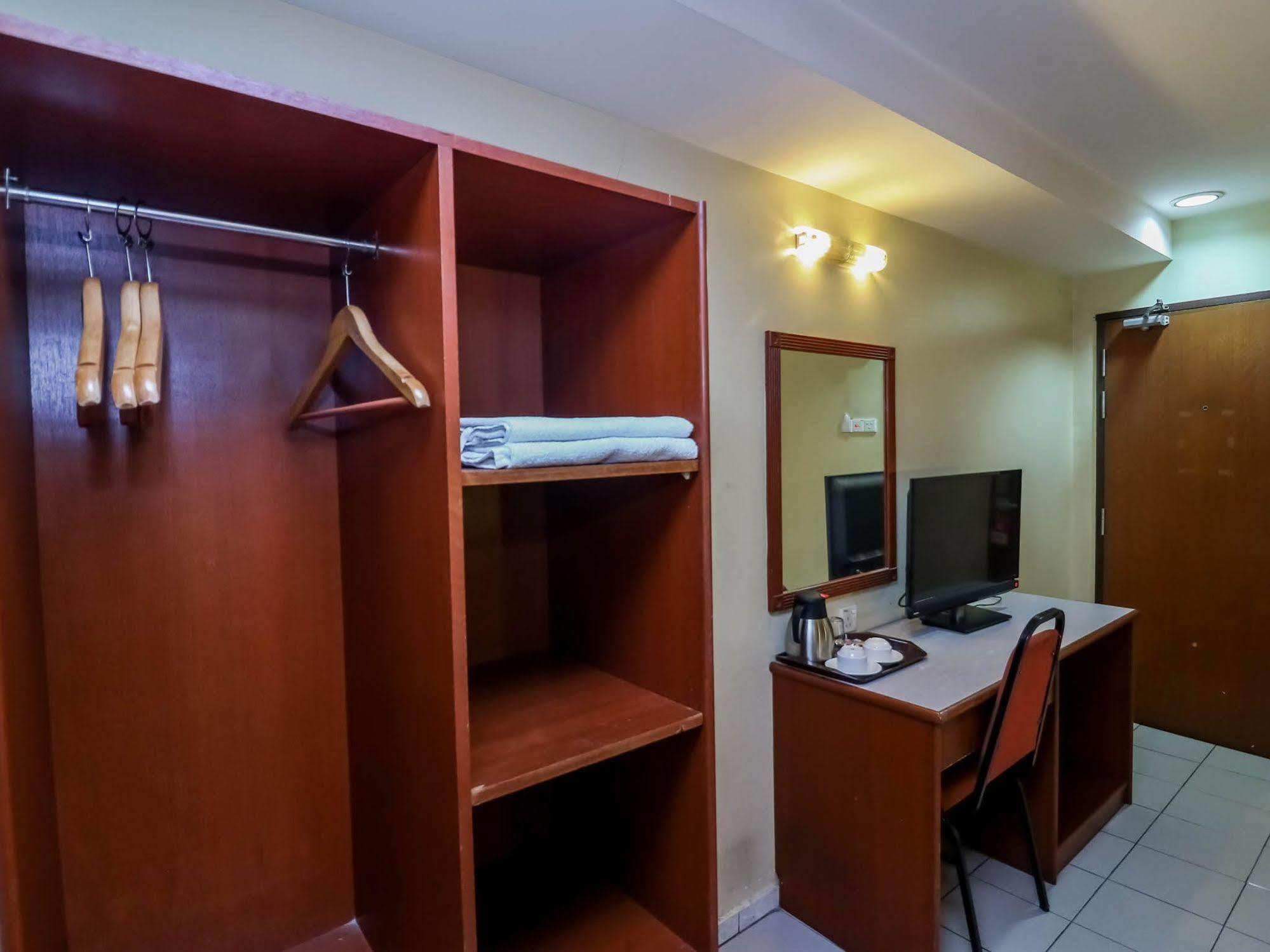 Oyo 447 Comfort Hotel Meru Klang Exteriör bild