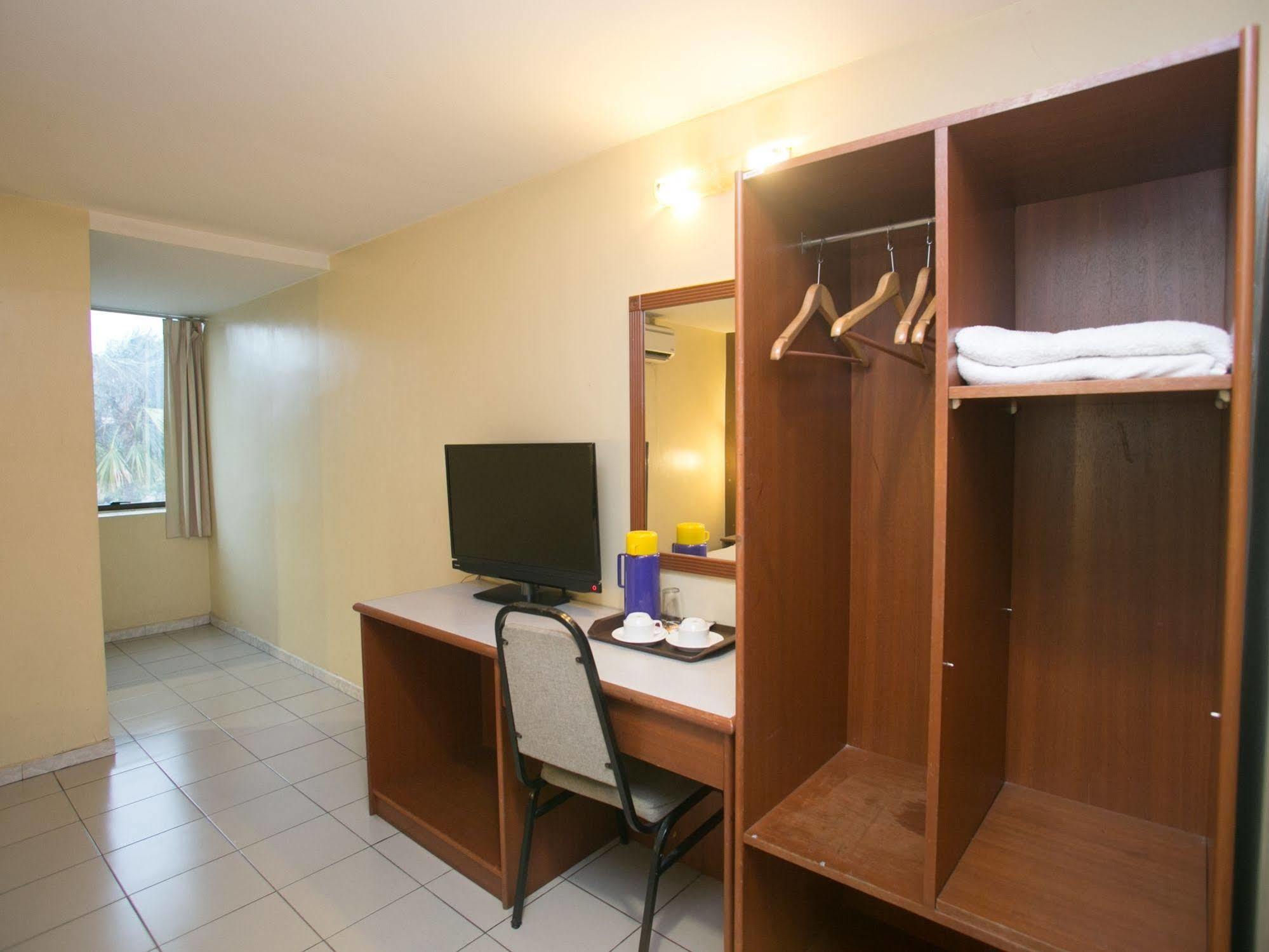 Oyo 447 Comfort Hotel Meru Klang Exteriör bild